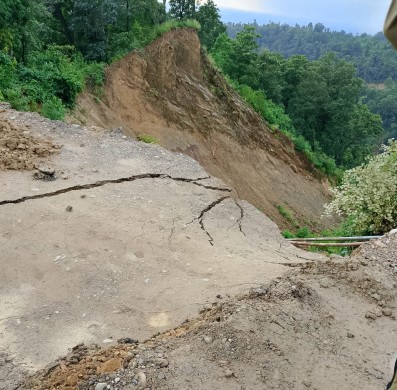 अवरुद्ध दाउन्ने सडक सुचारु गर्न पहल, मर्मत गर्न ६/७ घण्टा लाग्न सक्ने