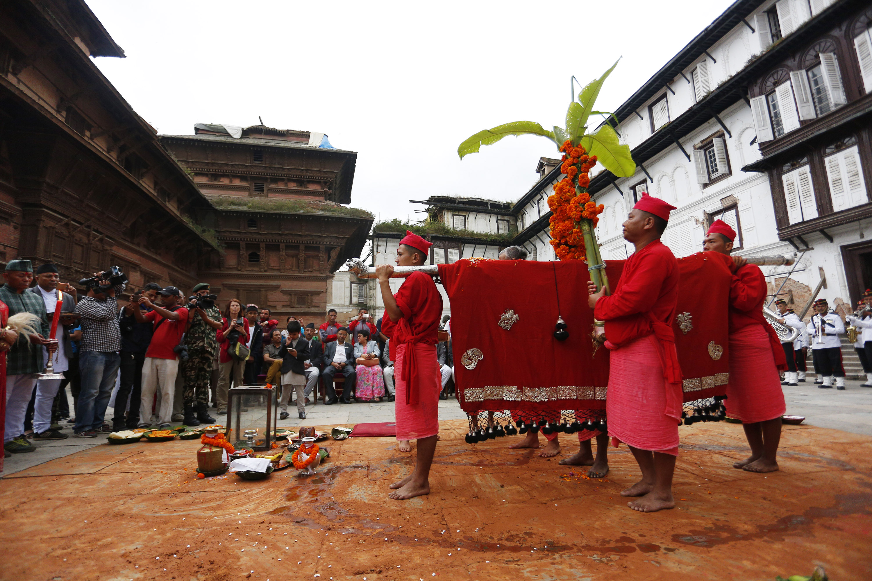 आज धार्मिक विधिपूर्वक घरघरमा फूलपाती भित्र्याइँदै